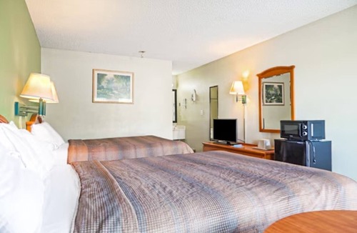 Ashburn Hotel | 2 Lodgings Walk to World's Largest Peanut Statue | 2 Queen Beds | Free Parking