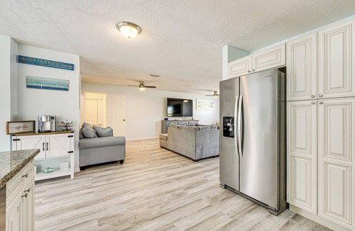 Ruskin House | < 2 Mi to Beach & Marina: Bright Ruskin Retreat!