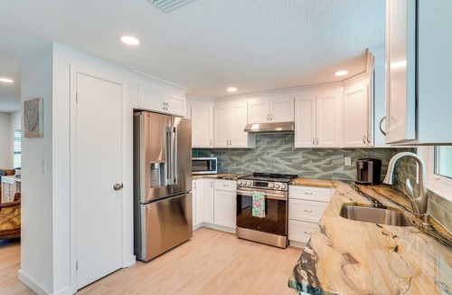 Venice House | 2 Mi to Beach! Snowbird Haven w/Pool in Venice