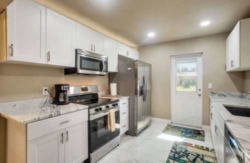 Fort Myers House | 2 Mi to Dtwn Fort Myers! Home w/Dock on Canal