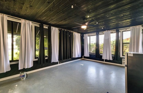 Lakeland Cottage | 2 Mi to Golfing: Chic & Cozy Retreat in Lakeland!
