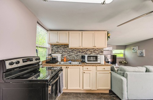 Naples Cottage | 2 Mi to Public Pool! Cozy Naples Cottage w/Patio