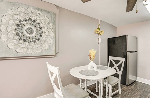 Naples Cottage | 2 Mi to Public Pool! Cozy Naples Cottage w/Patio