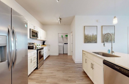 Gainesville Condo | 2 Mi to UF Campus! Modern Luxury Apt w/Pool