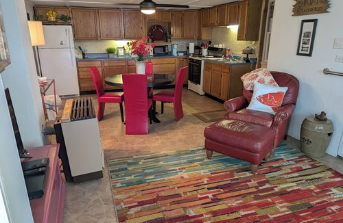 Helmer Cottage | 2 miles from the Indiana Rails train station, 12 miles from Pokagon State Park