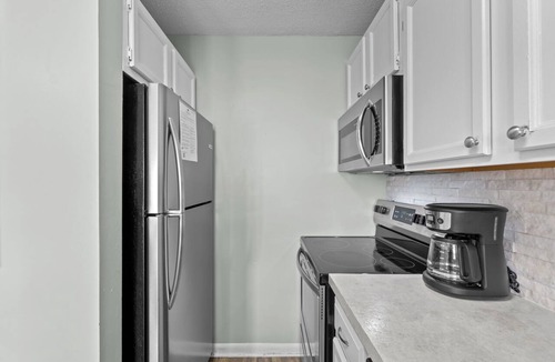 Holiday Isle Condo | 2 MINUTE WALK TO PRIVATE BEACH | PET FRIENDLY