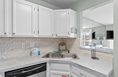 Holiday Isle Condo | 2 MINUTE WALK TO PRIVATE BEACH | PET FRIENDLY