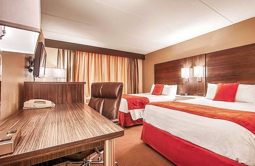 Orlando Hotel | 2 Orlando Rooms | Outdoor Pool & 2.5 Miles to Water Sport Complex