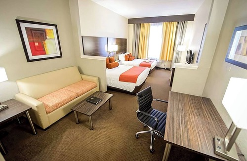 Orlando Hotel | 2 Orlando Units | 10 Mins to Airport | Outdoor Pool Access + Free Breakfast