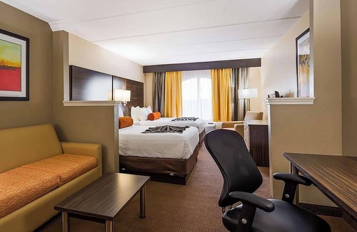 Orlando Hotel | 2 Orlando Units | 10 Mins to Airport | Outdoor Pool Access + Free Breakfast