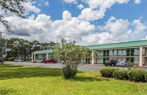 Douglas Apartment | 2 Queen Bed|Smoking|Douglas GA