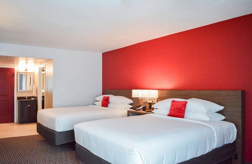 Kissimmee Hotel | 2 Queen | Radisson LBV South | Lazy River, Pool, Hot Tub, Theme Park Shuttle