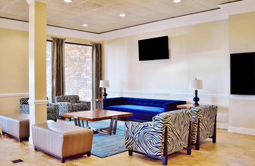 Kissimmee Hotel | 2 Queen | Radisson LBV South | Lazy River, Pool, Hot Tub, Theme Park Shuttle