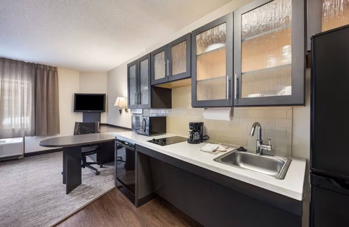 Nanuet Hotel | 2 Queen Studio w/Kitchen & Free Parking l Near Palisades Center Mall