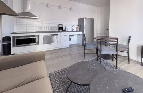 Hunters Point Apartment | 2 Relaxing Apartments Designed for Urban Adventures | Steps to MoMA PS1