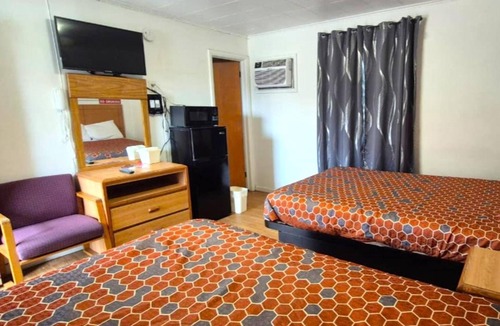 Cadillac Hotel | 2 Relaxing Rooms in Cadillac Near Dining & Popular Local Attractions - 1.2 miles