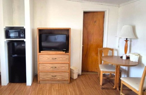Cadillac Hotel | 2 Relaxing Rooms in Cadillac Near Dining & Popular Local Attractions - 1.2 miles