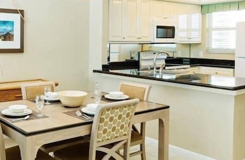 Marco Island Hotel | 2 The Charter Club, Beach, Hot Tub, Pool, Beach!