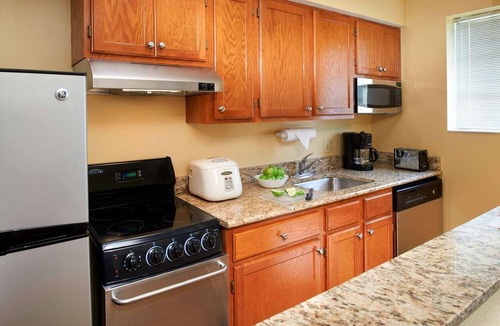 Novi Apartment | 2 Units | Spacious Space Perfect for Families | 2 Bedroom Suite w/2 Queens