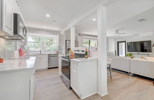 Delray Beach House | 230 | Heated Pool | Hot Tub | Screen Porch | FreeBee Cart Zone |by DelrayNightly