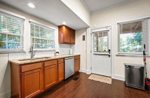 Urban Core House | 240- History Buff, Sleeps 10, Central Location to FUN, Pet & Family Friendly