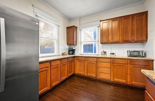 Urban Core House | 240- History Buff, Sleeps 10, Central Location to FUN, Pet & Family Friendly