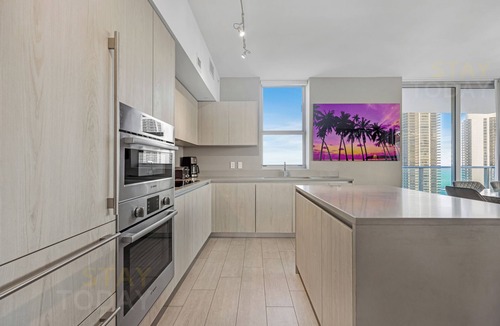Hollywood South Central Beach Condo | 25 min to MAJOR INTERNATIONAL SPORTING EVENT! High-Floor High-Class: Luxury Oceanview Escape with Views