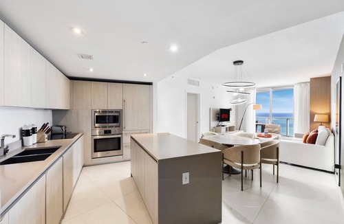 Hollywood South Central Beach Condo | 25 min to FIFA! - The Sky is the Limit: Picturesque Condo on a High Floor!
