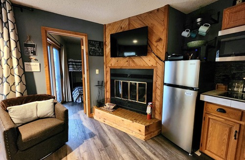 Mancelona Condo | 2bdrm sleeps 6. KING bed! Pool, Wifi, Fireplace, Steps to pink lift!
