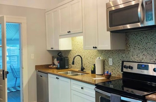 South Pensacola Cottage | 2bedrm/1bath, walk 2 dwntown/stadium/seafood market large yard w/onsite parking