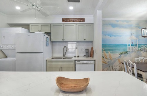 Demere Park Condo | 2br/2ba Ocean Walk condo for monthly rentals - December through March