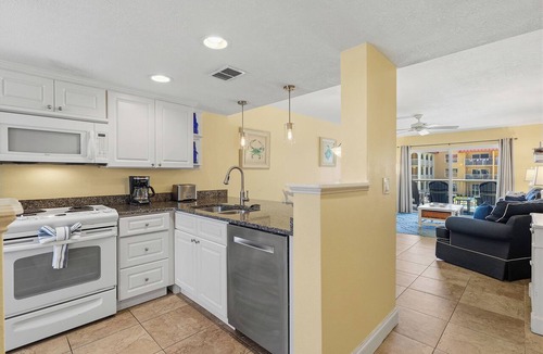 Point East Condo | 🌊2BR Condo | Private Balcony | Steps to the Ocean | Point East 205🏖️