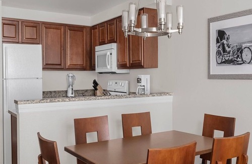 Daytona Beach Hotel | 2br Deluxe Unit-Beach, Lazy River & Near Nascar!