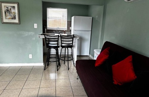 Park East Apartment | 2BR Downtown Sarasota Florida Vacation Rental, Pet-Friendly Close to Lido-Siesta