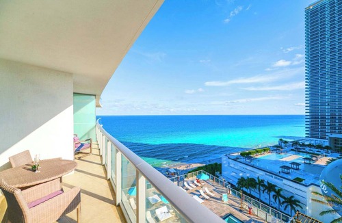 Hollywood South Central Beach Condo | 2BR Oceanfront | Rooftop Pool | Sleeps 6