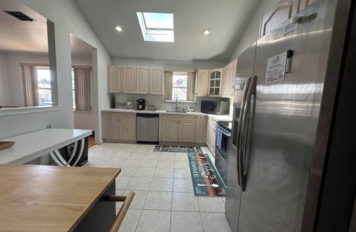 Alden Manor House | 2BR PRIV ENTRY 2nd floor of house in quiet neighborhood, close to everything!