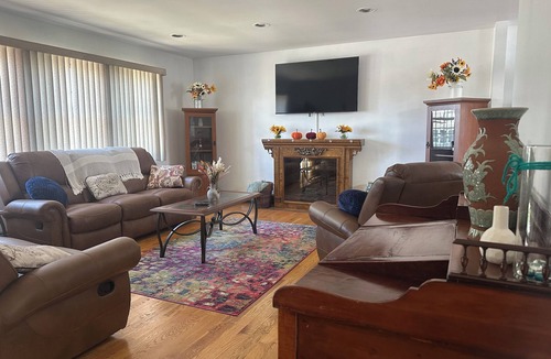Alden Manor House | 2BR PRIV ENTRY 2nd floor of house in quiet neighborhood, close to everything!