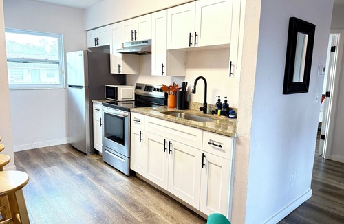 Pinellas Park Apartment | 2BR Tampa Bay Apartment Near Beaches, Bucs Stadium, Downtown St pete & Airport