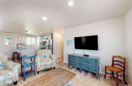 Anna Maria Condo | 2nd-floor condo across the street from the beach with heated pool, balcony, WD
