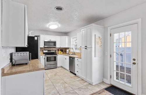 Whitfield House | 3/2.5 Private Sarasota Pool Home. Close to Beaches. Fenced Yard. Pet Friendly