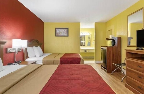 Douglas Hotel | 3 Affordable Double Queen Rooms w/Outdoor Pool Near WWII Flight Training Museum