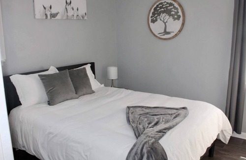 Lyons House | 3 bdrm w basketball court & fire pit-Travel worker