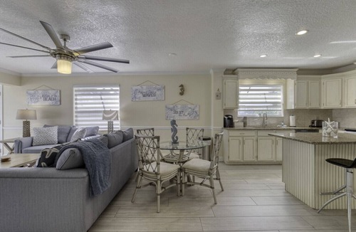 O'byrne House | 3 bedroom 2 bath home walking distance to beach!