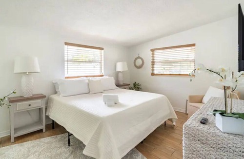Sarasota House | 3 bedroom 2 bath in a quiet neighborhood with HEATED POOL