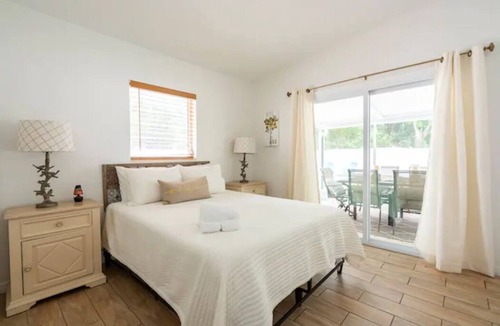 Sarasota House | 3 bedroom 2 bath in a quiet neighborhood with HEATED POOL