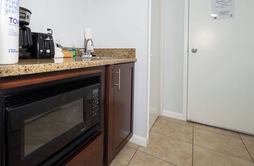 Bay Isles Condo | 3-bedroom, 3 bath condo in beautiful Longboat Key. Beachfront views w/pool.