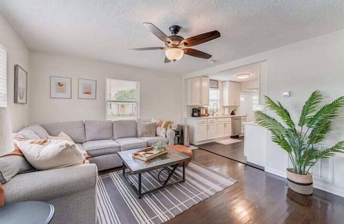 Disston Heights Apartment | 3 Bedroom 816949 by Houzlet