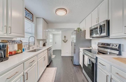Disston Heights Apartment | 3 Bedroom 816949 by Houzlet