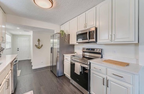 Disston Heights Apartment | 3 Bedroom 816949 by Houzlet