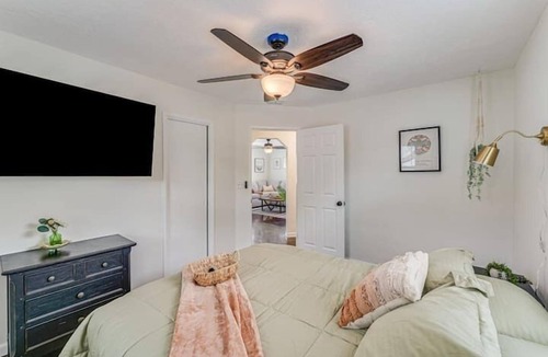 Disston Heights Apartment | 3 Bedroom 816949 by Houzlet